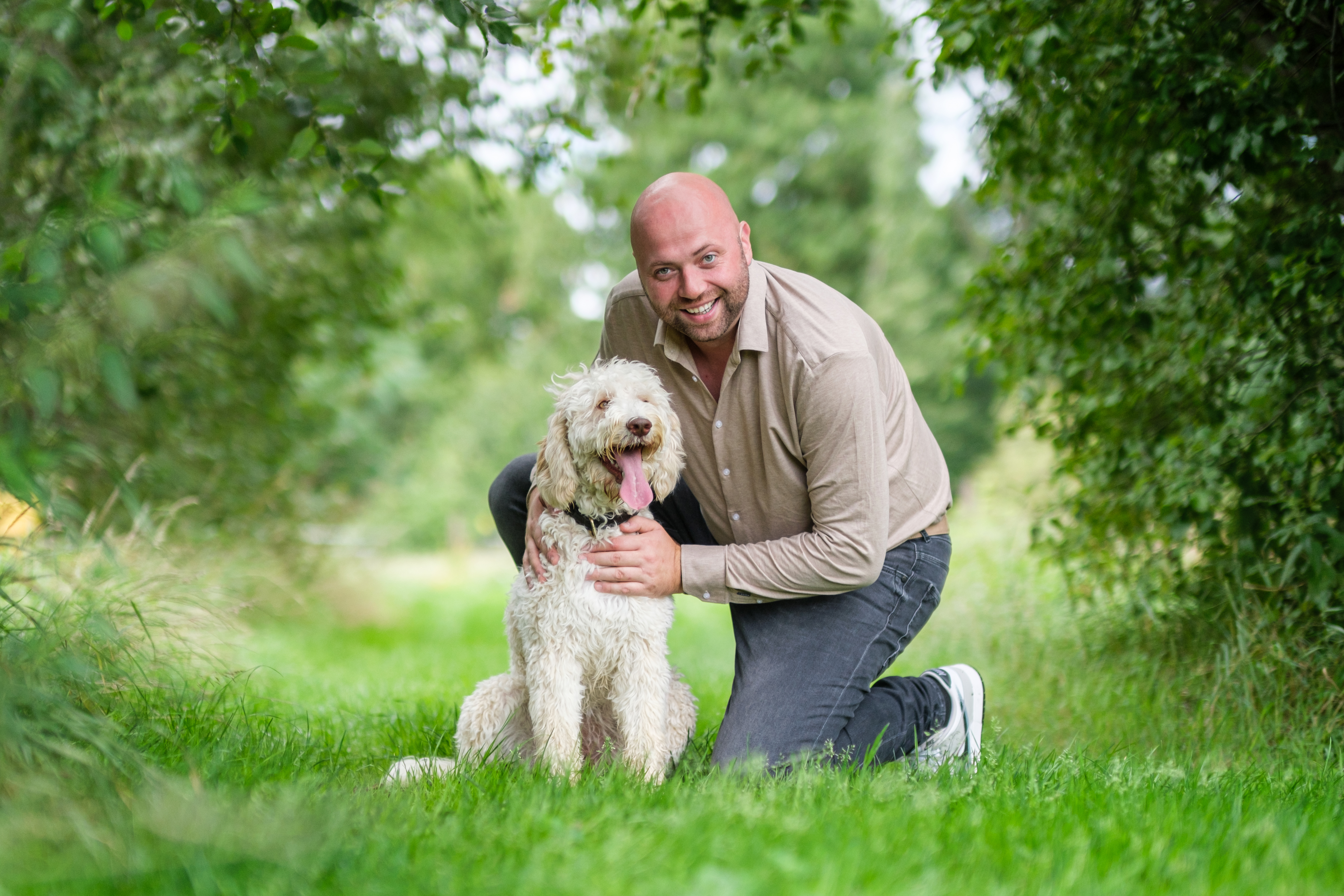 Piet-Cees van der Wel samen met zijn hond Romy